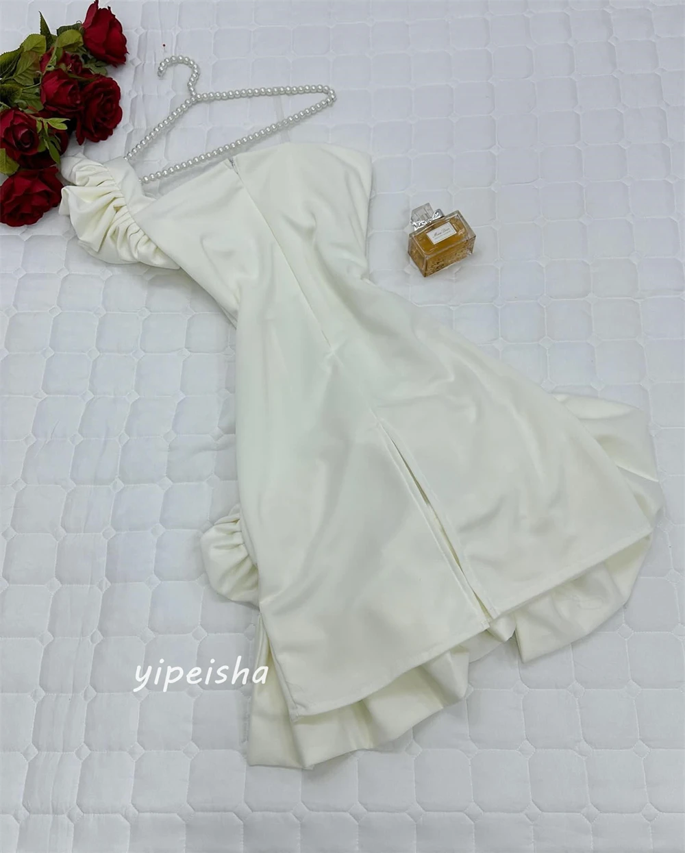 Jiayigong Sparkle Изысканный изысканный современный стиль Формальные вечерние атласные платья длиной до колена на одно плечо с цветами русалки