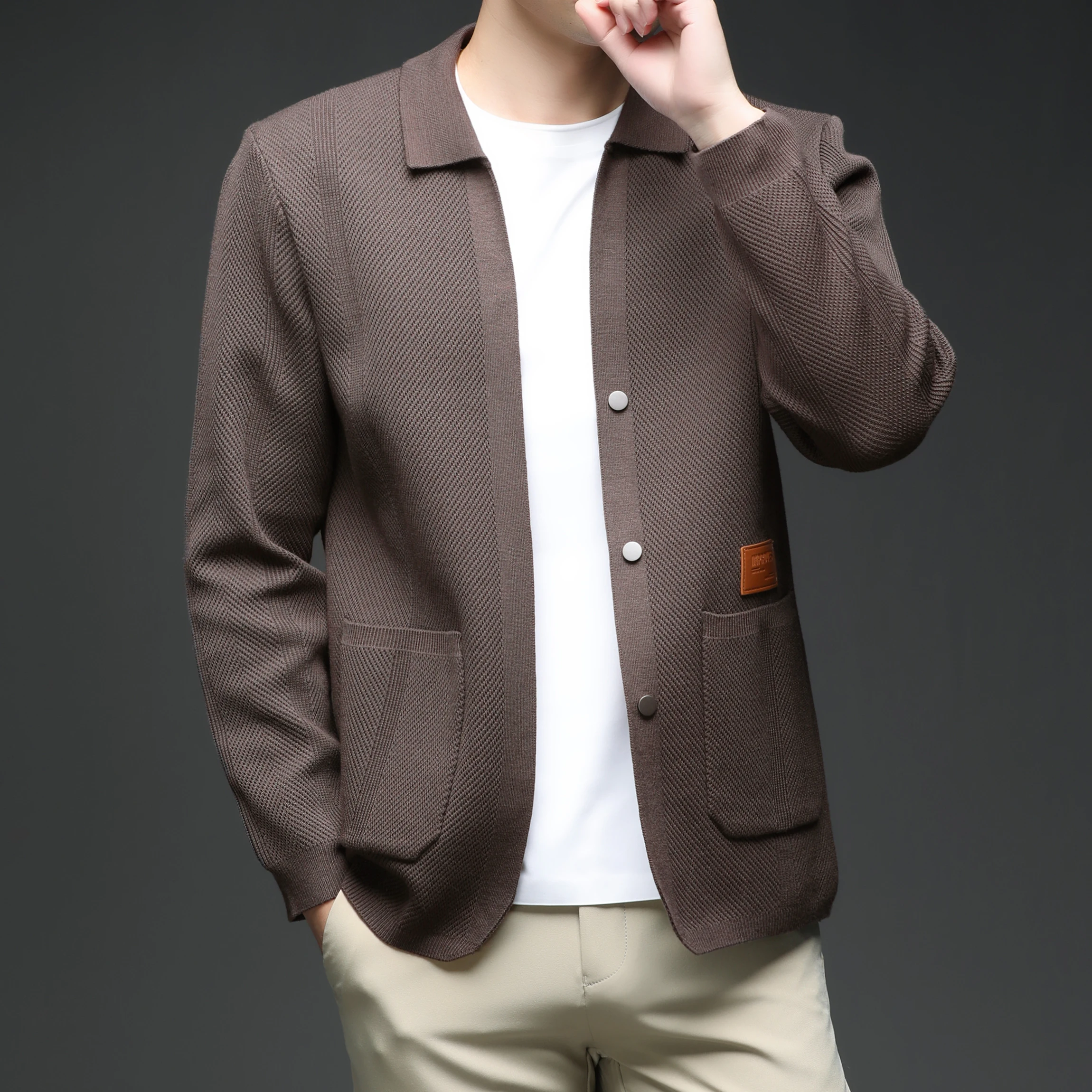 

Новый мужской вязаный кардиган на весну-осень 2026: однотонный, деловой и повседневный, универсальный