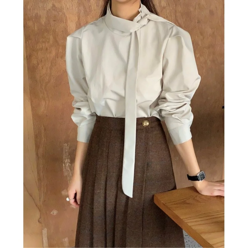 Elegancki, modny top damski z wysokim dekoltem, o prostym kroju, uniwersalny i stylowy.