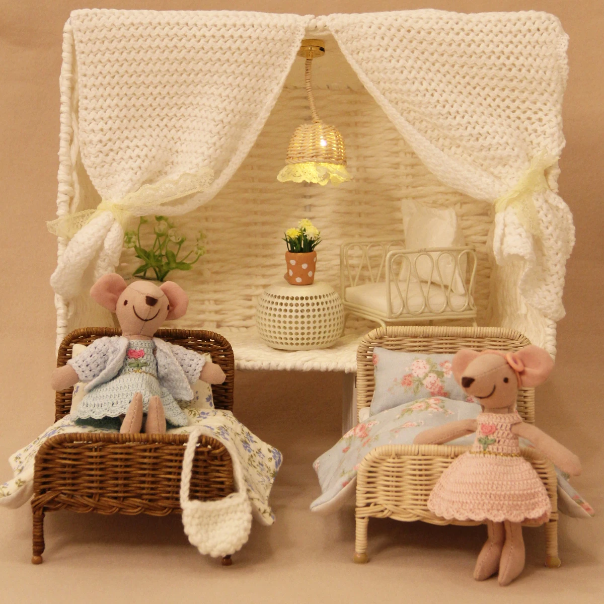 1:8-1:12 Miniature Furniture L-16Cm Light-Colored Rattan Bed with Bedding Suitable for Dollhouse Furniture Decoration