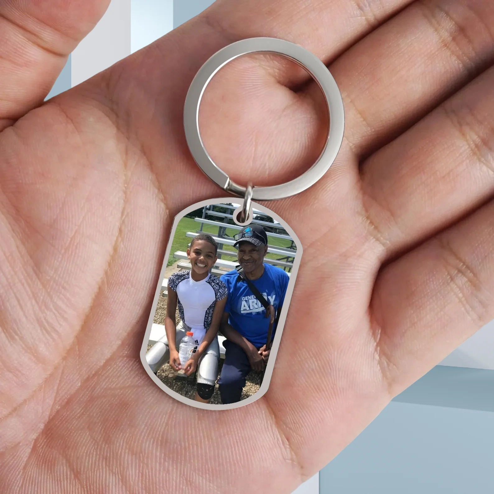 

Customized Commemorative Exclusive Keychain, Turning Grandparents' Photos And Text Into Commemorative Keychains As Souvenirs