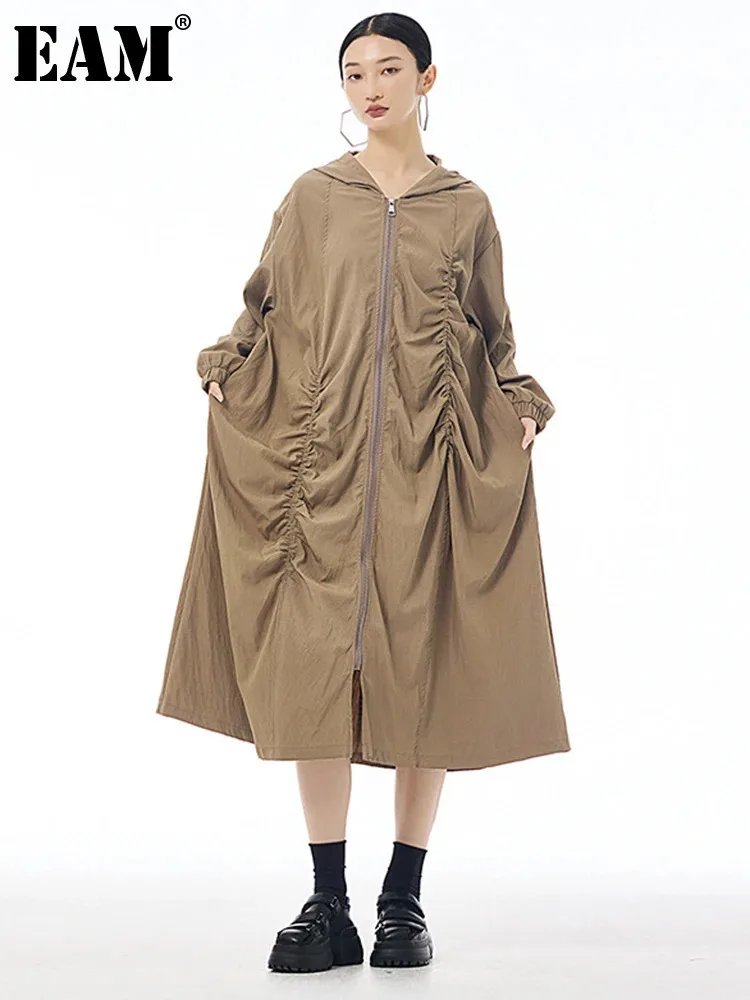 [EAM] Women Khaki Pleated Irregular Big Size Casual Midi Dress New Hooded Long Sleeve Fashion Tide Spring Autumn 2024 1DH7435