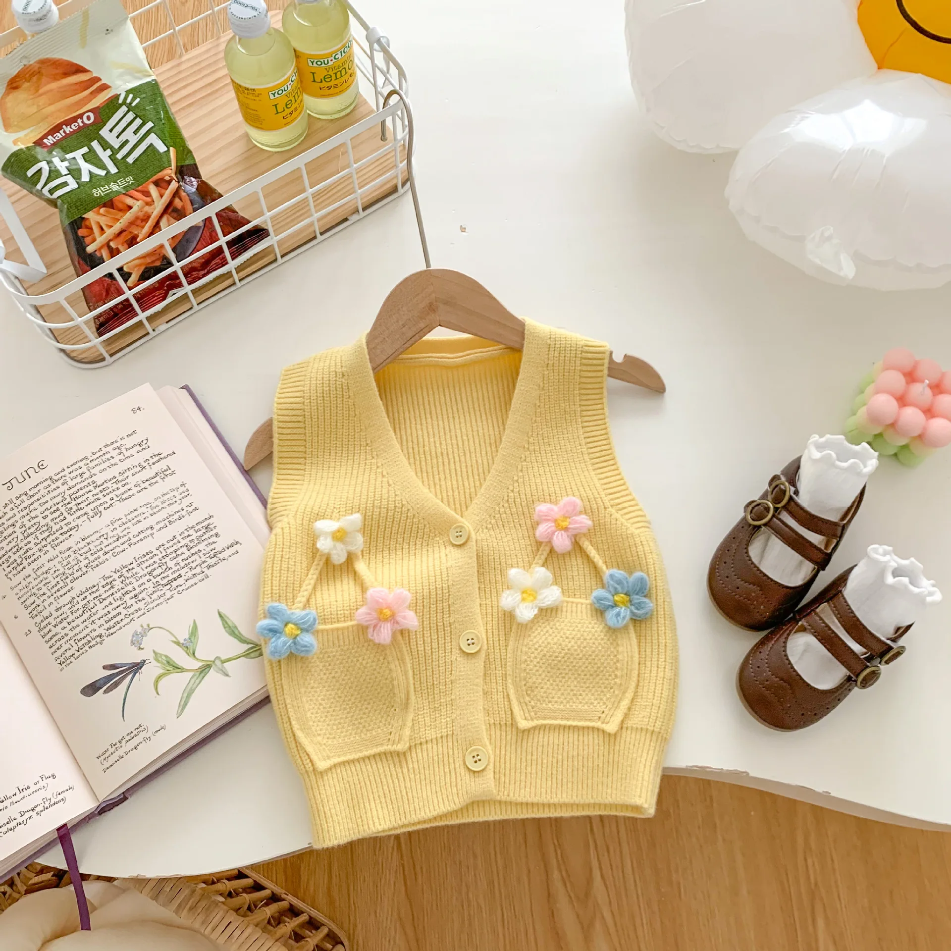 3-8 years old spring and autumn model children\'s three small flowers sweater Girls cardigan cartoon knit vest vest