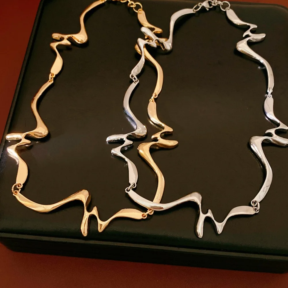 Personality Minimal Gold Tone Polished Irregular Curved Choker Necklace for Women Modern Art Exhibition Abstract Theme Jewelry
