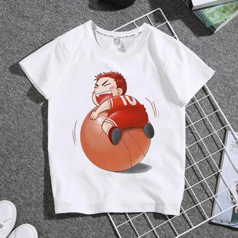 

Мультфильм Q-версия Slam Dunk с участием Hanamichi Sakuragi, Kaede Rukawa, детей и родителей и Shu Mitsui