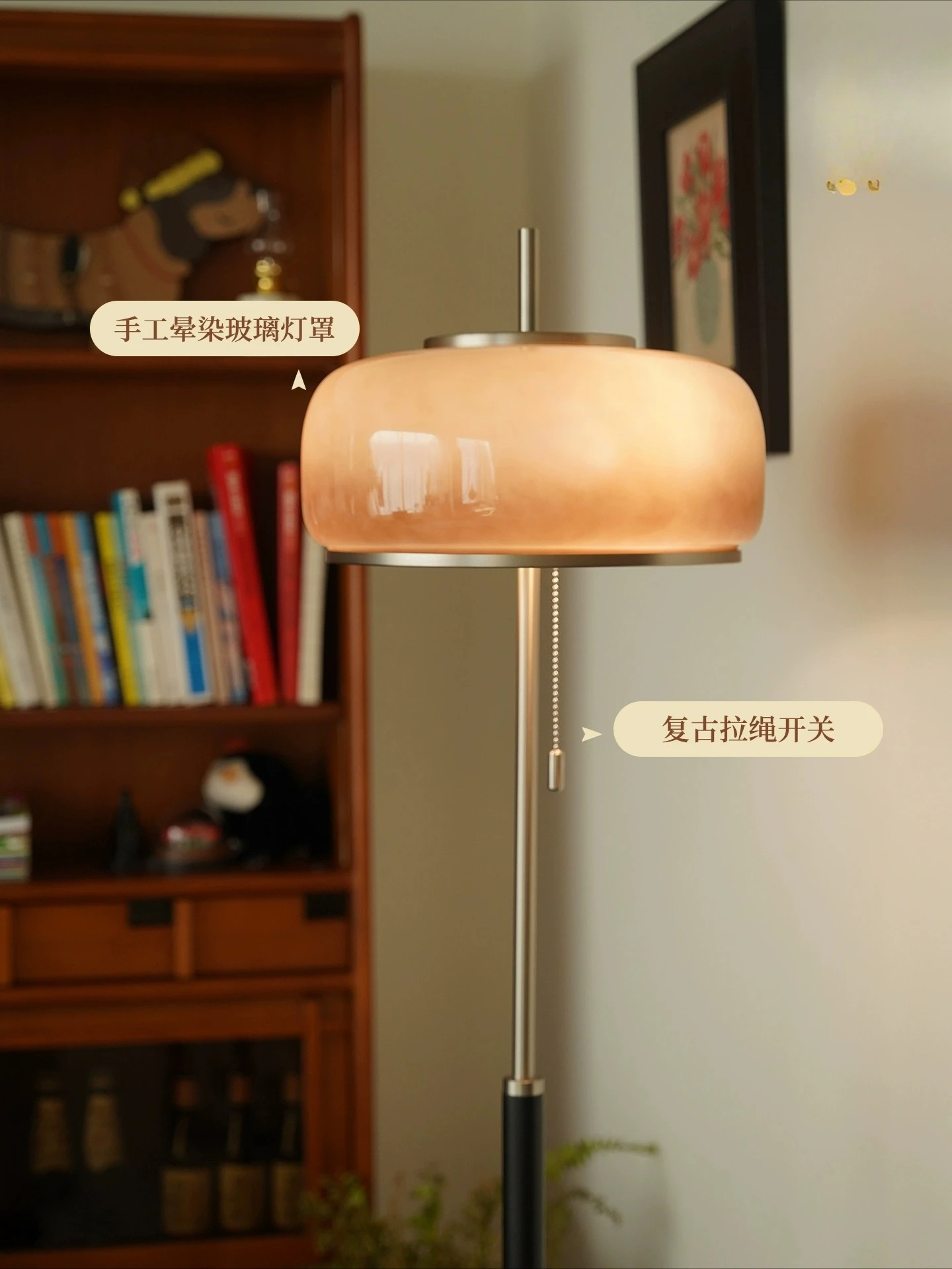 Lámpara de pie, Bauhaus retro al lado del sofá en la sala de estar, dormitorio de alta gama, ambiente de estudio, lámpara de escritorio vertical