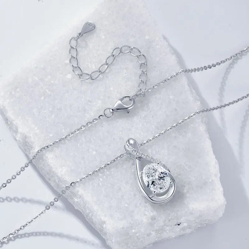 Naszyjnik IOGOU Infinity z zawieszką inkrustowaną moissanitem 7x9mm (2.0ct) o szlifie owalnym, zawieszka z diamentem, srebro próby 925.