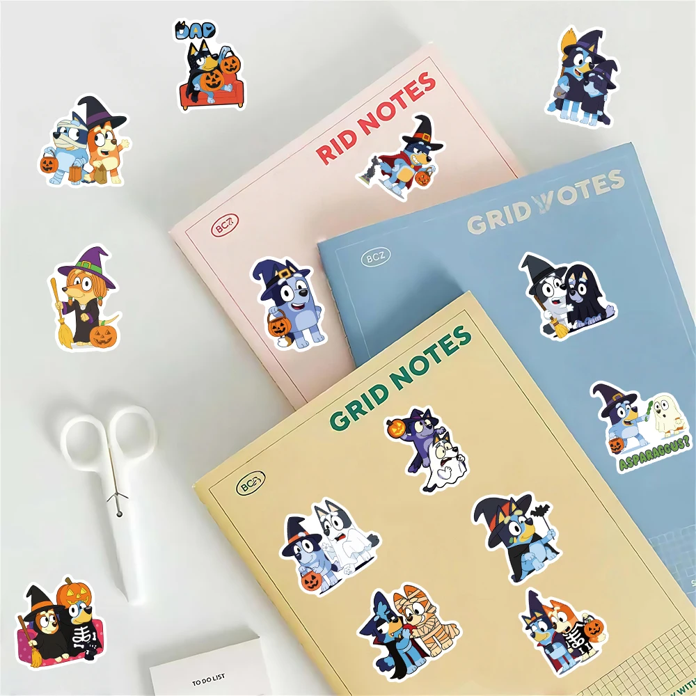 50 قطعة من ملصقات الرسوم المتحركة لعائلة الهالوين الزرقاء DIY للهاتف المحمول والأمتعة ولوح التزلج على الجدران شارات ممتعة للأطفال