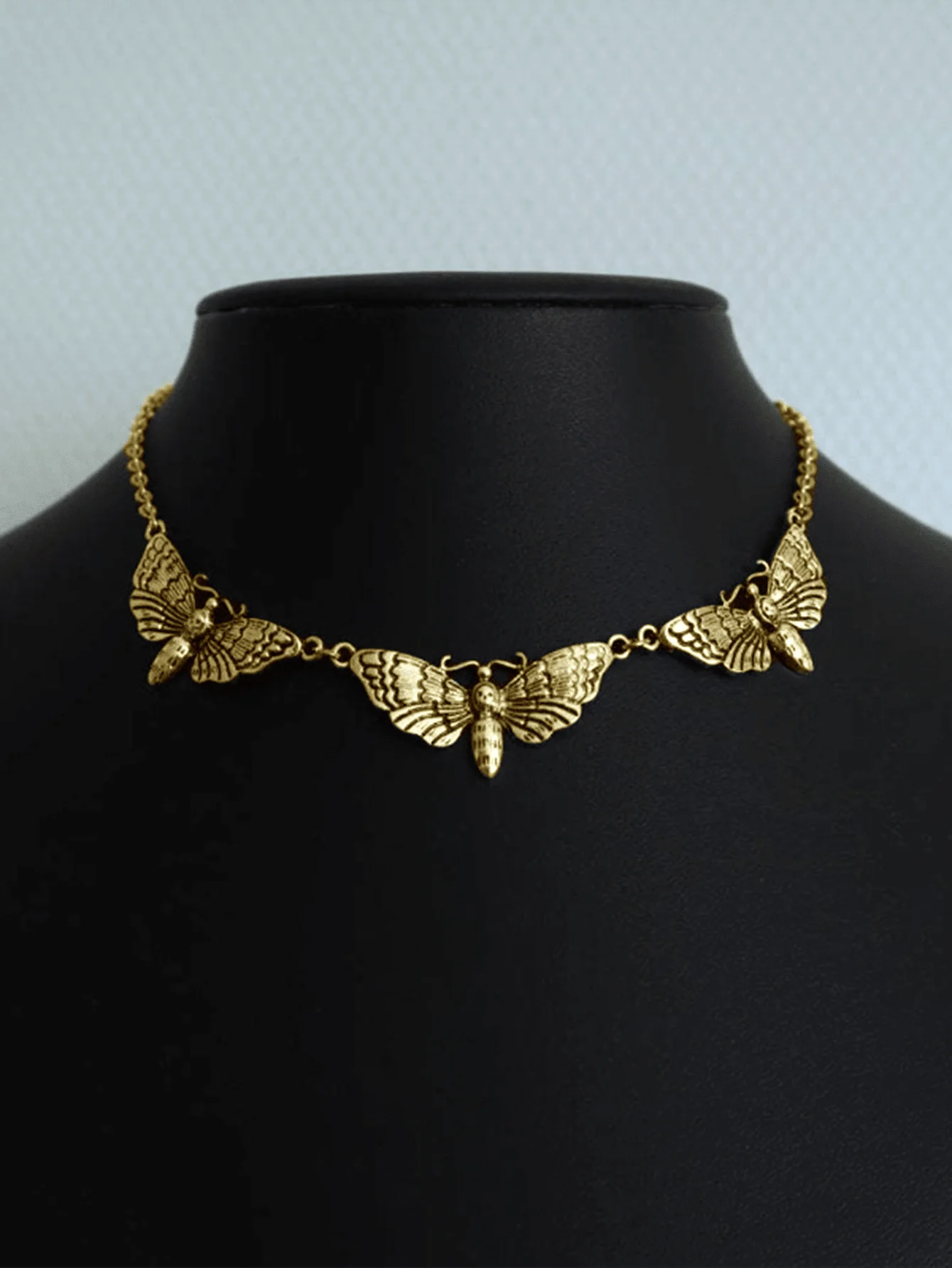 

Ожерелье-чокер с тройным кулоном в виде мотылька золотистого цвета, в готическом панк-стиле, унисекс