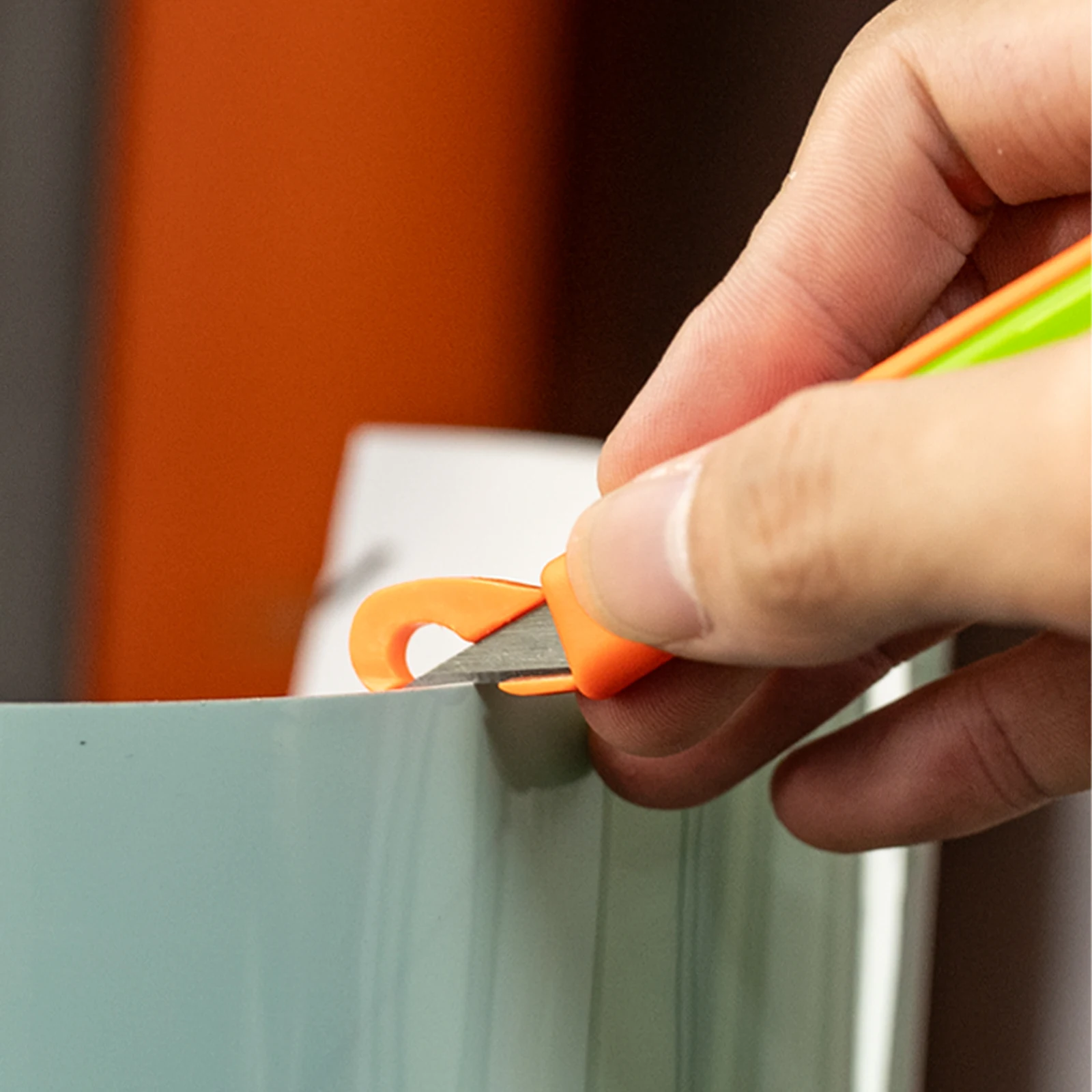 Magnetischer Schutzschneider mit Sicherheitsschutz, automatisches Vinylfolien-Schneidemesser, tragbar für die Bearbeitung von Autofensterfolien und Tapeten. – Detail 2
