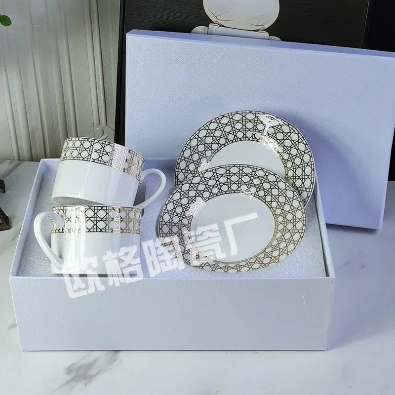 軽奢ミニマリストヨーロピアンコーヒーティーカップ＆ソーサーセット 2カップ2ソーサー エレガントなアフタヌーンティーテーブルウェア 高級ギフトボックス