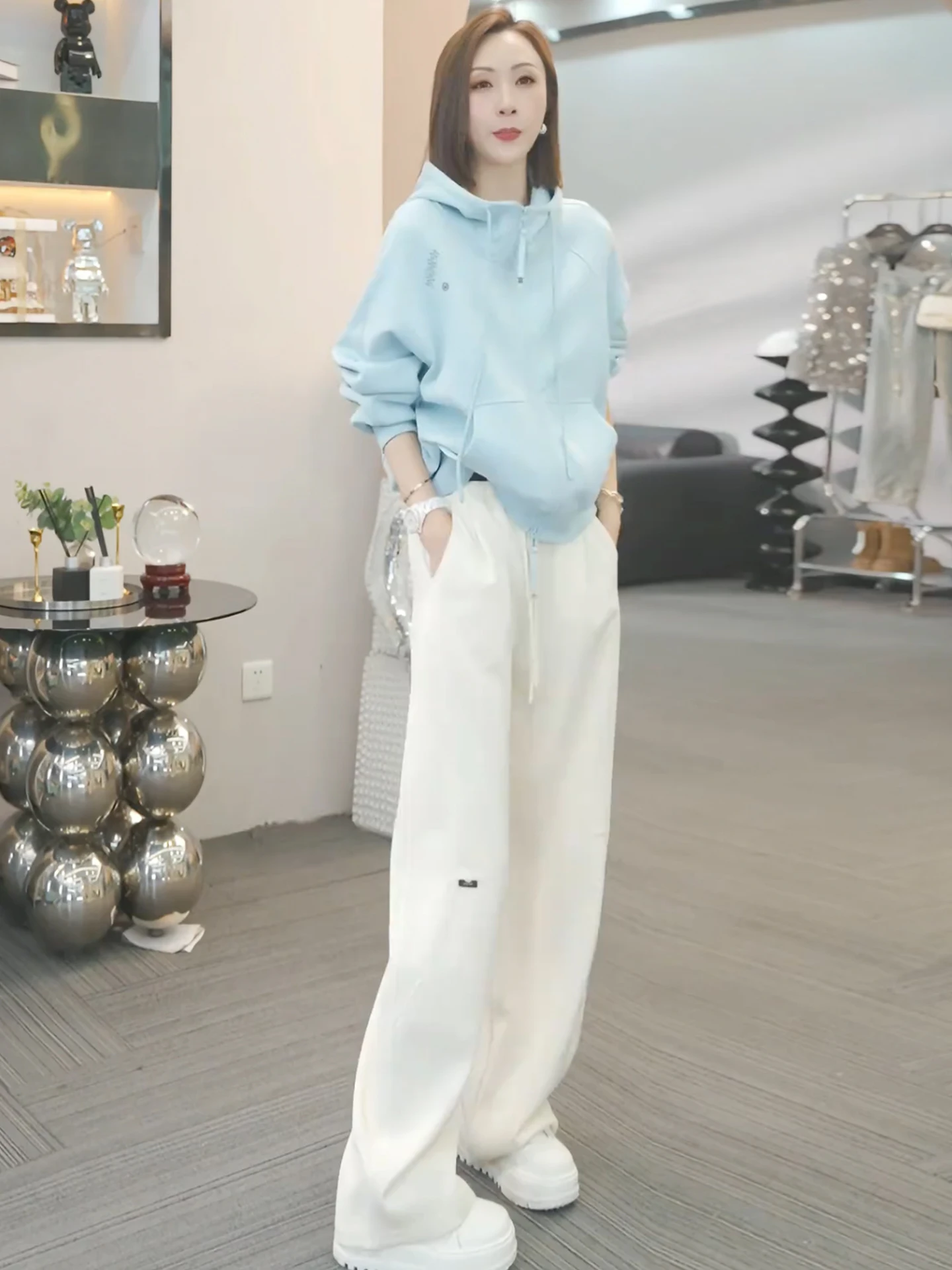 

Синий повседневный спортивный женский комплект: свитшот и брюки с широкими штанинами, технология Salt System Anti Aging, модный, весна 2026, дышащий хлопок, две части.