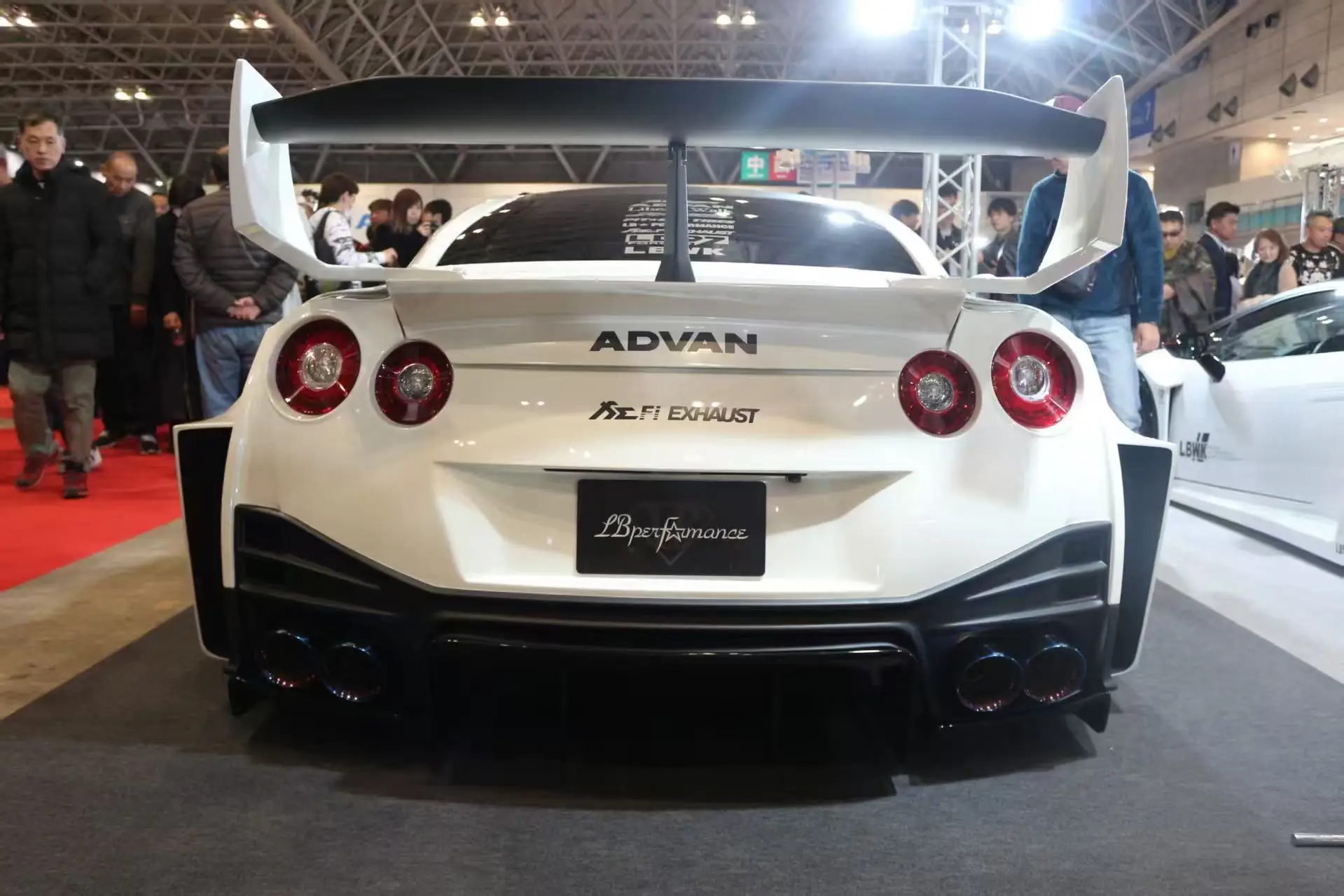 

GT 350 rear spoiler can be customized with carbon fiber