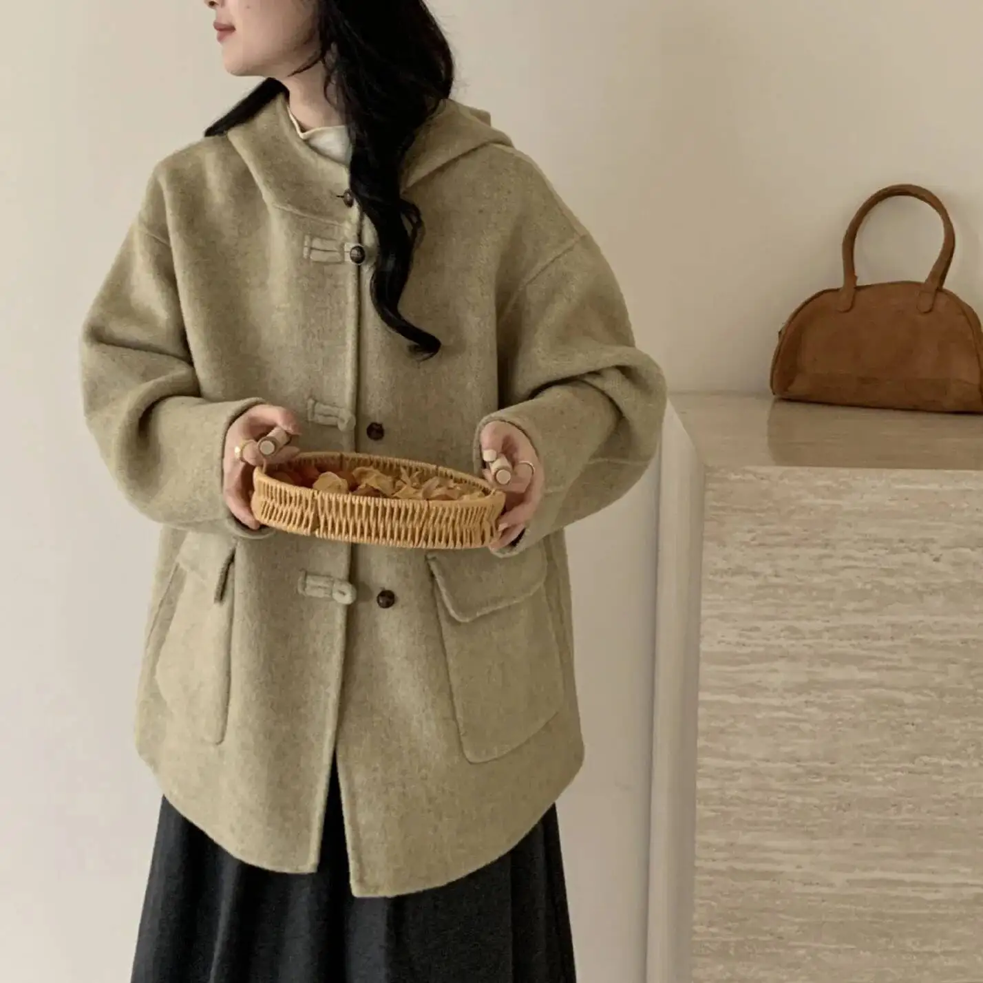 Nowa dwustronna kaszmirowa luźna damska bluza z kapturem zapinana na guziki, średniej długości, krótki płaszcz wełniany na jesień i zimę 2025.