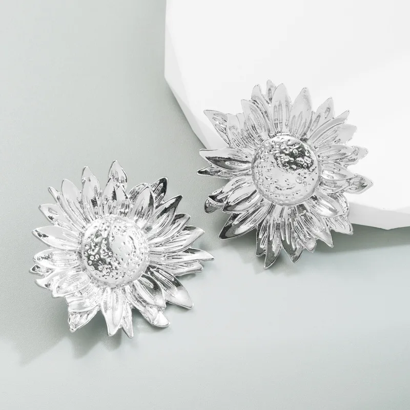 ins wind, Japan and Korea creative flower earrings, alloy electroplating exaggerated niche earrings, retro temperament ear jewel