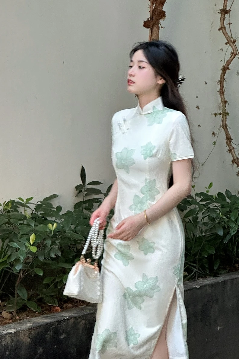 

Элегантное молодежное платье-ципао с простым дизайном, коротким рукавом и низким разрезом, для повседневной носки, из комфортного материала, для молодых девушек.