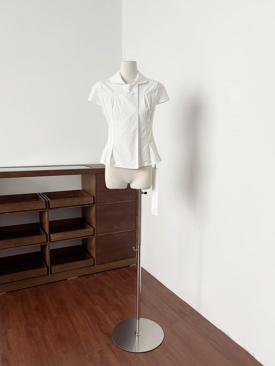 

Белая приталенная рубашка с коротким рукавом в корейском стиле для женщин, с коротким воротником-стойкой, эффект стройности, летняя новинка