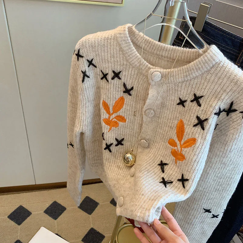 

Flower Embroidery Cardigan Knitting Coat Pullover Sweet Sweater (Female)