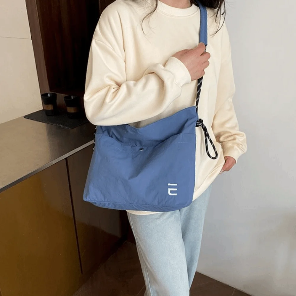 

Fashion Stylish Light Weight Shoulder Bag Leisure Large Capacity Nylon Messenger Bag Waterproof Casual Women's Handbags Outfits