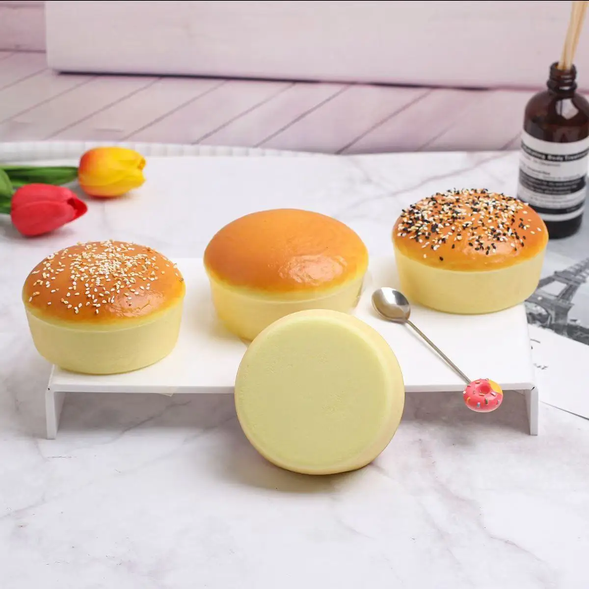 قطعة واحدة من تشعر الخبز المحاكاة فائقة النعومة، وترتداد ببطء ويقرص كعكة العسل المتشققة.