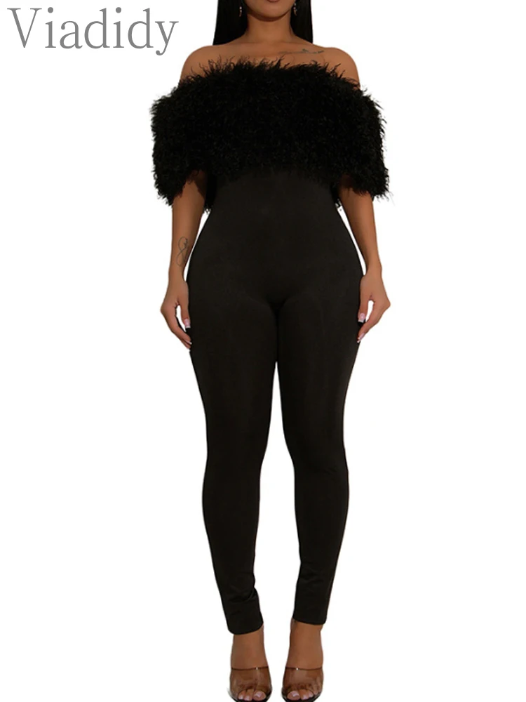 

Элегантный комбинезон с перьями и открытыми плечами Комбинезоны