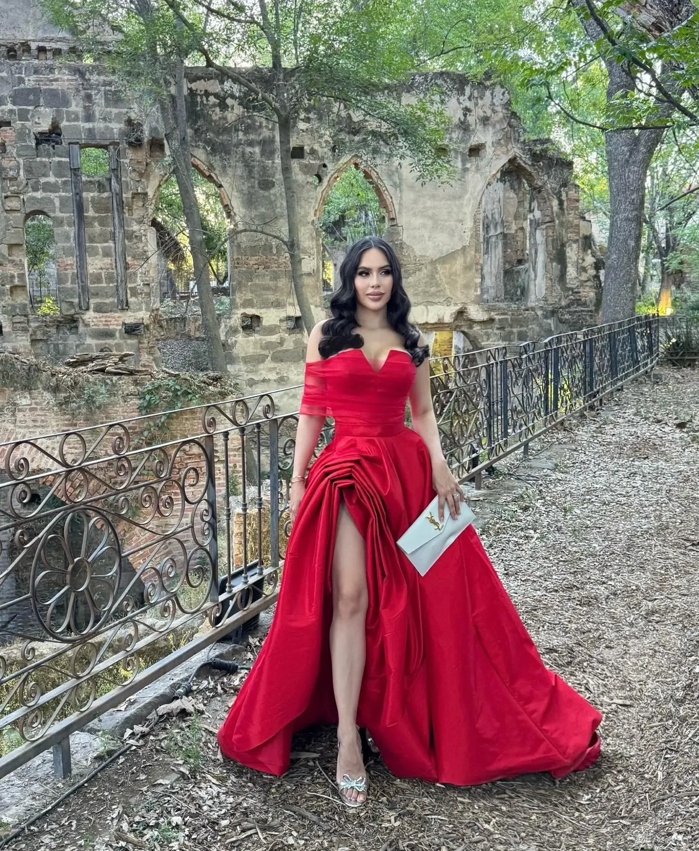 Vestido de fiesta rojo de moda personalizado, vestidos de noche sin tirantes de tul con corte en A, vestidos de fiesta formales con espalda descubierta y abertura de satén para mujer