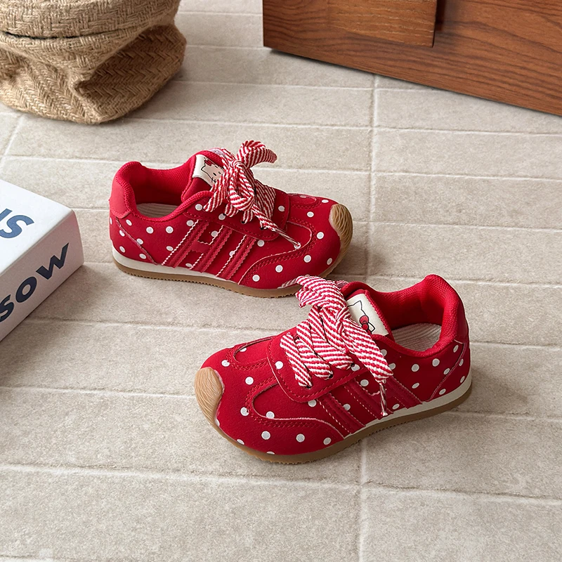 أحذية كاجوال للفتيات اللطيفة منقطة لربيع وخريف 2025 بكعب مسطح ورباط ومضادة للانزلاق ونعل ناعم أحذية رياضية مريحة.