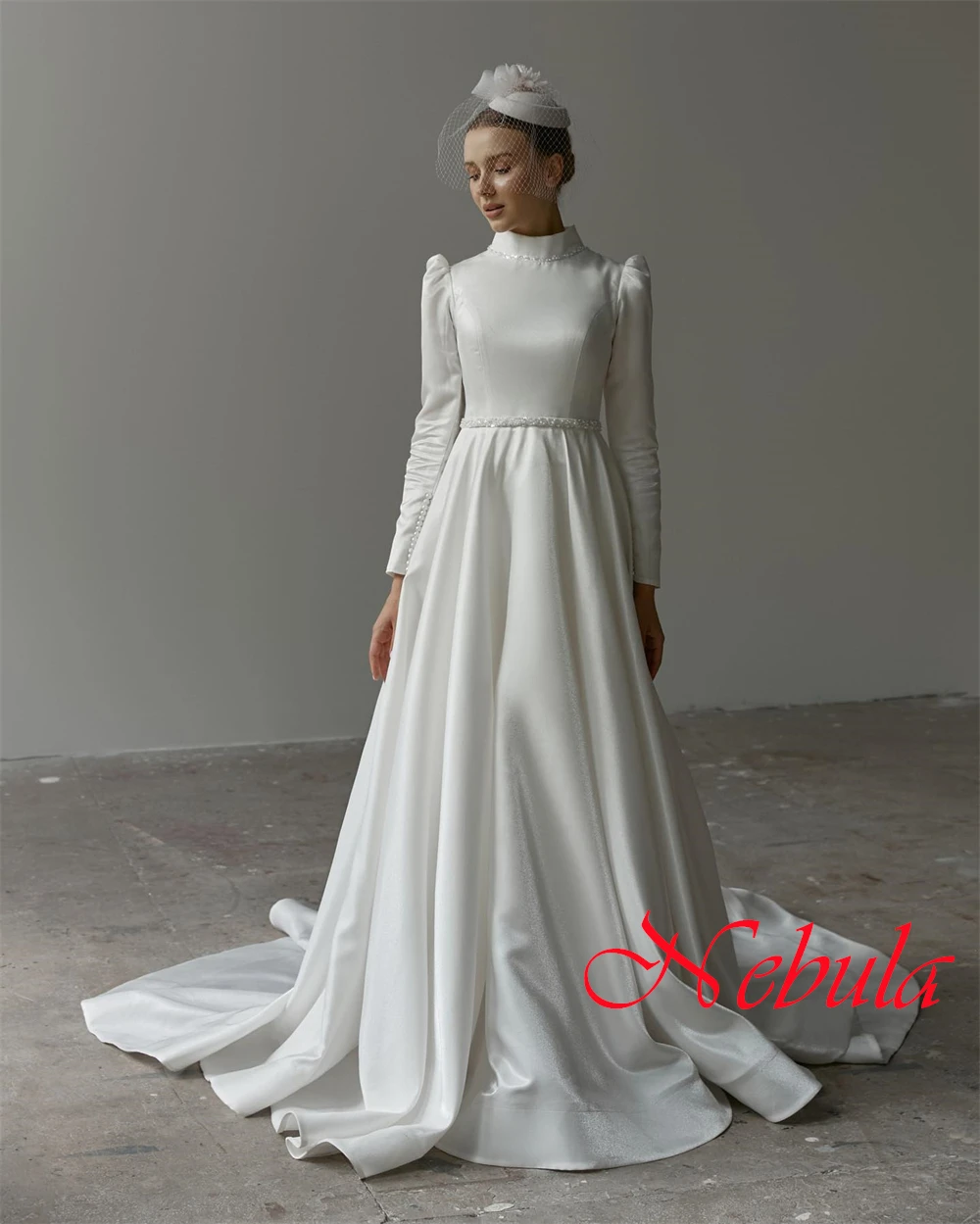 Op maat gemaakte prachtige witte satijnen trouwjurk Klassieke ronde hals Lange mouwen Kapelsleep Bruidsjurken met lovertjes en parels