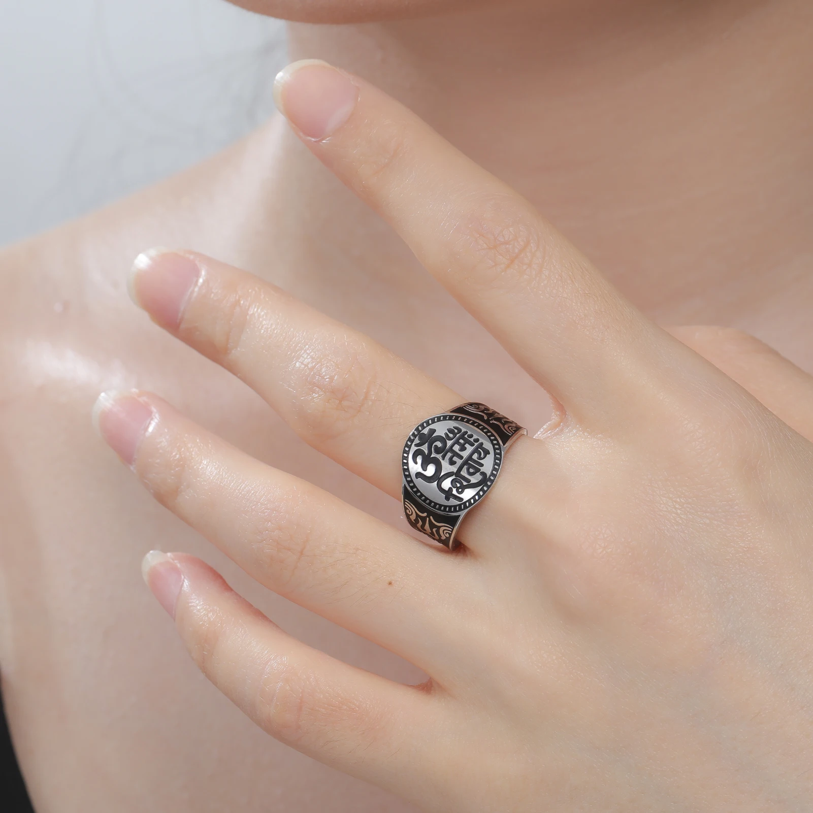 Anillo Abierto con Mantra Om Namah Shivaya Vintage de LIKGREAT, 15 mm de Ancho, Ajustable, Anillo de Dedo de Acero Inoxidable con Mantra Sagrado Hindú, Amuleto, Regalo