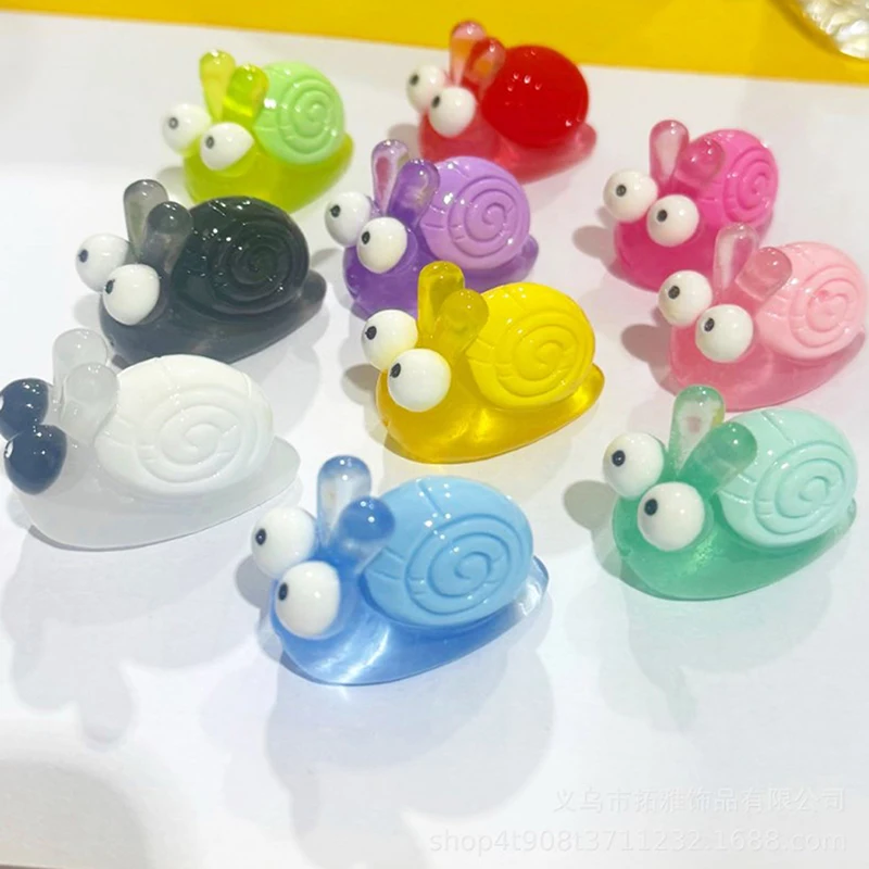 1 unidad de decoración de muñecos DIY noctilucentes de caracol de dibujos animados, colgante de resina hecho a mano, funda de teléfono, accesorios estereoscópicos, decoración artesanal para el hogar y el coche