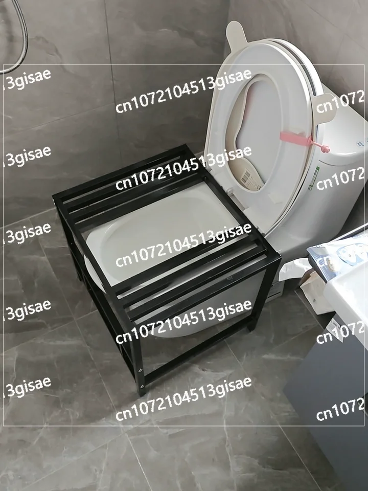 تم استبدال مقعد المرحاض بمرحاض القرفصاء، ودواسة القدم، ومسند القدمين للحمام، ومقعد المرحاض