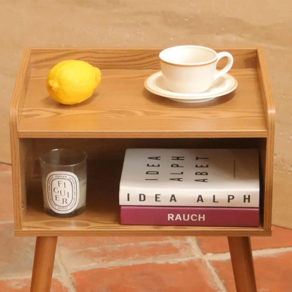 Пара современных прикроватных тумбочек середины века с местом для хранения вещей, ножками из цельного дерева, подходящим для спальни, гостиной и небольших помещений.