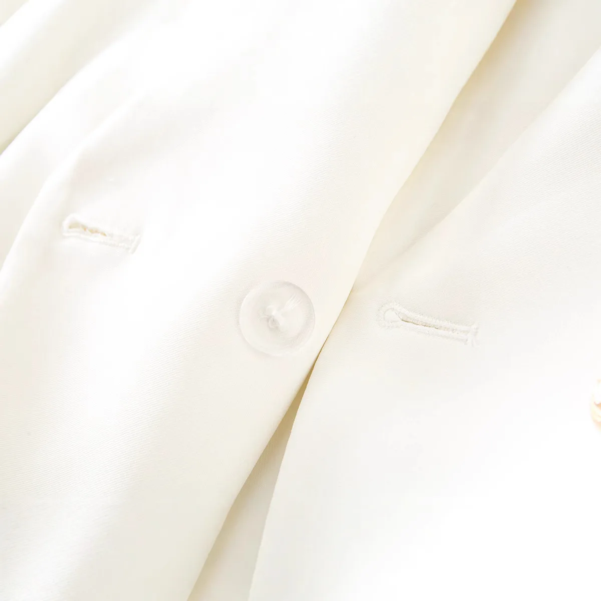 2025 봄 가을 신상 단색 유럽풍 미국풍 분위기 출퇴근룩 슈트 칼라 화이트 슬림 얇은 더블브레스트 고급 여성복