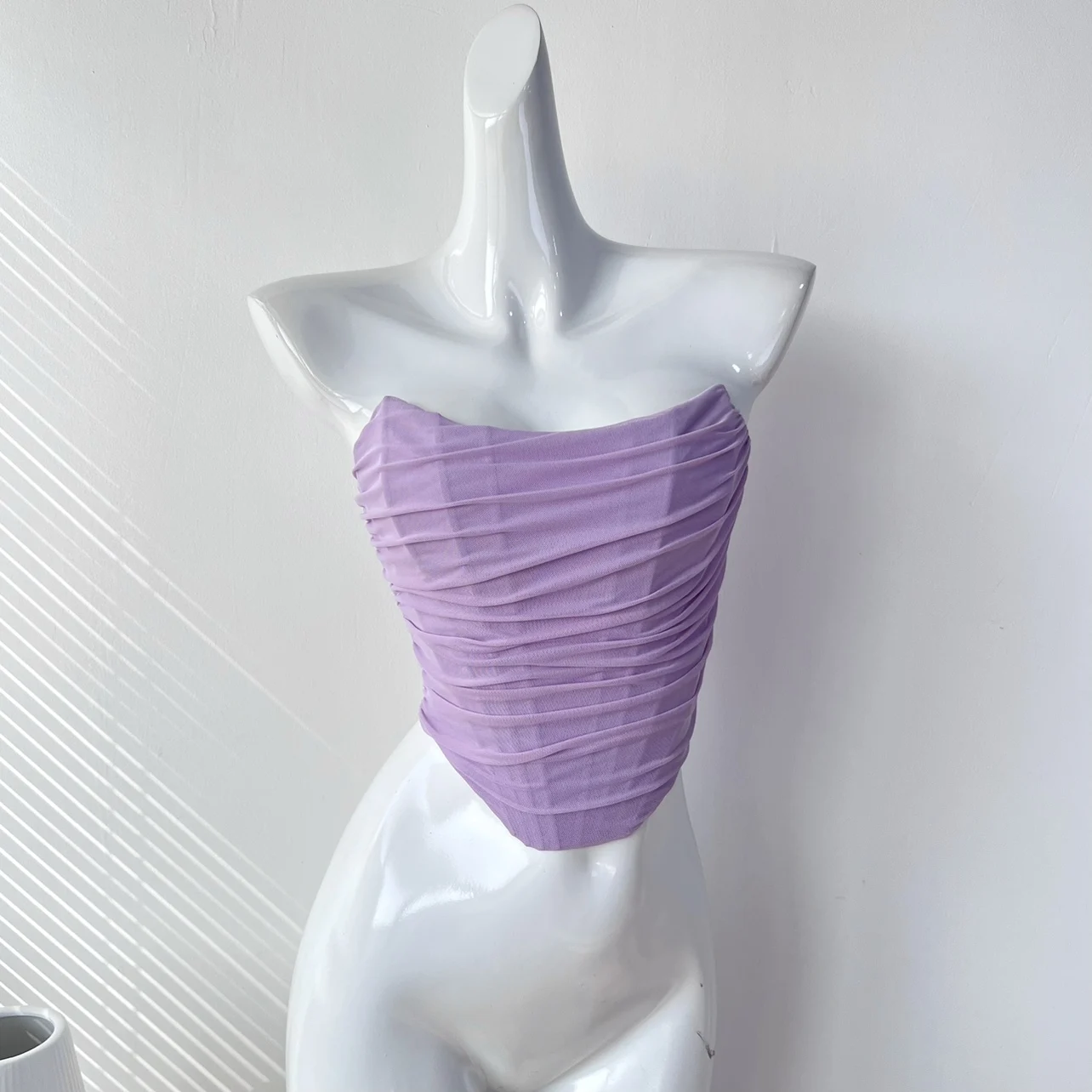 Top Corto Sexy y Moldeador con Espalda Descubierta y Tirantes Invisibles, Estilo Moderno para Mujeres Jóvenes, Ropa de Verano