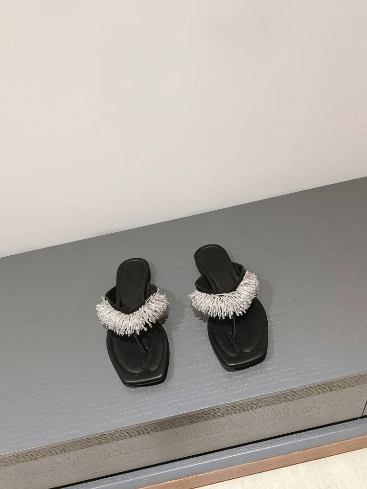 

Niche design, edge embellishments, embellishments, open-toe slippers, suitable for women's wear, suitable for casual occasions,