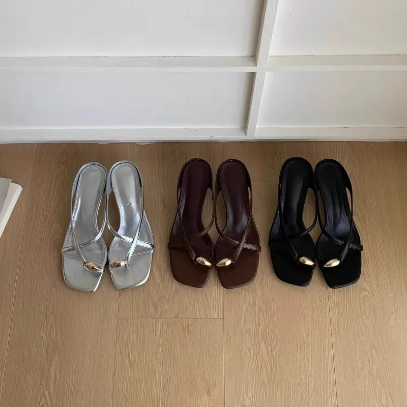 Sandali francesi con punta incrociata e cinturino incrociato da donna, abbigliamento estivo, sandali con tacco basso con punta in metallo stile fata con tacco quadrato piccolo