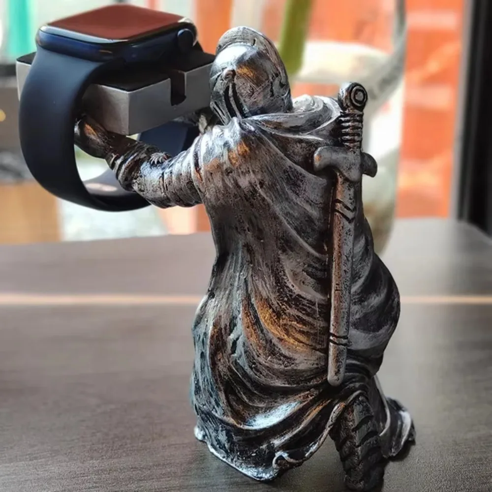 Uhrenständer-Ladestation für Apple Watch, Cartoon-Ladestation, Desktop-Halterung für Smartwatches, Schwarze Krieger-Figur-Stütze – Detail 6