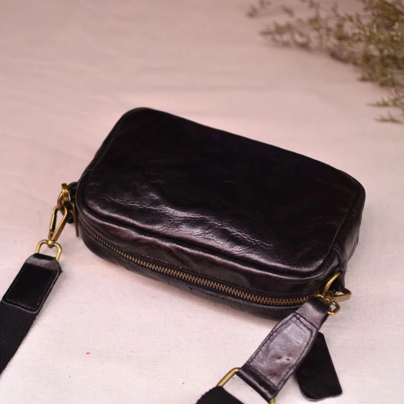 AETOO  Unisex commuter leather crossbody bag Vegetated cowhide Youth fashion small bag Sports simple shoulder bag