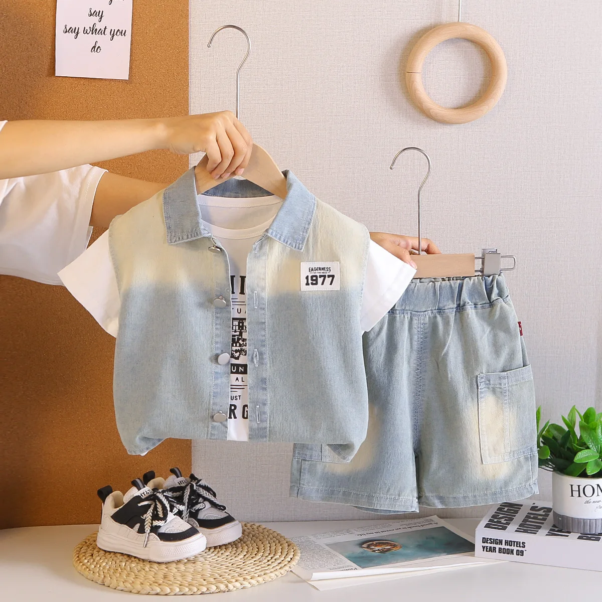 

Детский летний костюм 2026 г., корейский модный джинсовый жилет градиентного цвета + белые футболки + шорты, комплект из трех предметов, одежда для маленьких мальчиков