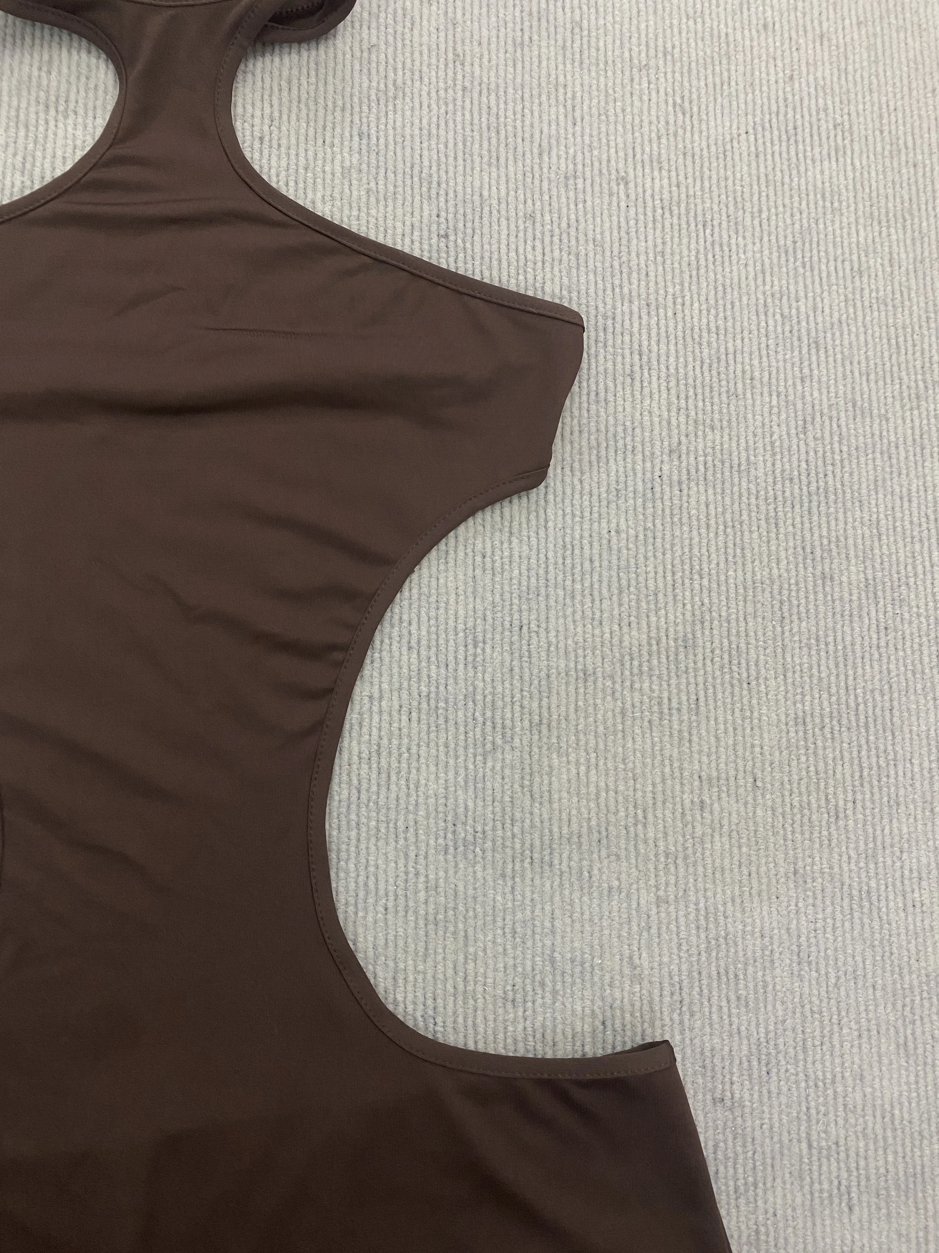 Einteiliger Badeanzug für Damen mit hohem Halsausschnitt, ohne Ärmel und mit Ausschnitten, tailliert, figurbetont, als Shapewear für den Strand – Detail 9