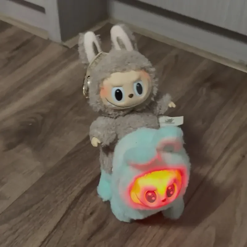 Labubu Mount Listrik Labubu Anjing Kartun Silikon Wajah Bersinar Berlari Bernyanyi Hadiah Ulang Tahun Anak-anak Mainan Boneka Labubu