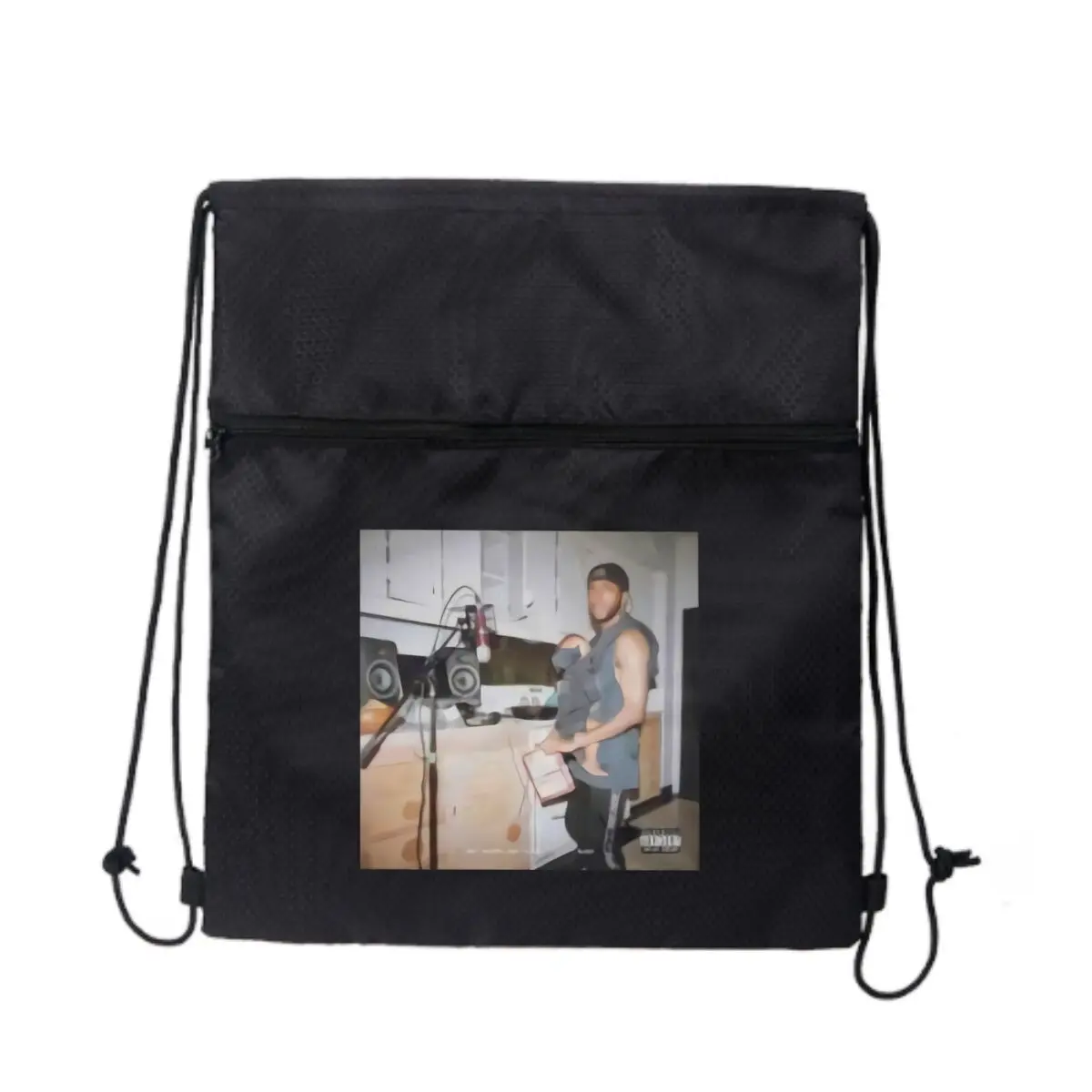 

Человек с ребенком в кухне. Уличная одежда с графическим рисунком. Сумка на молнии на шнурке: смелые принты для городского стиля.