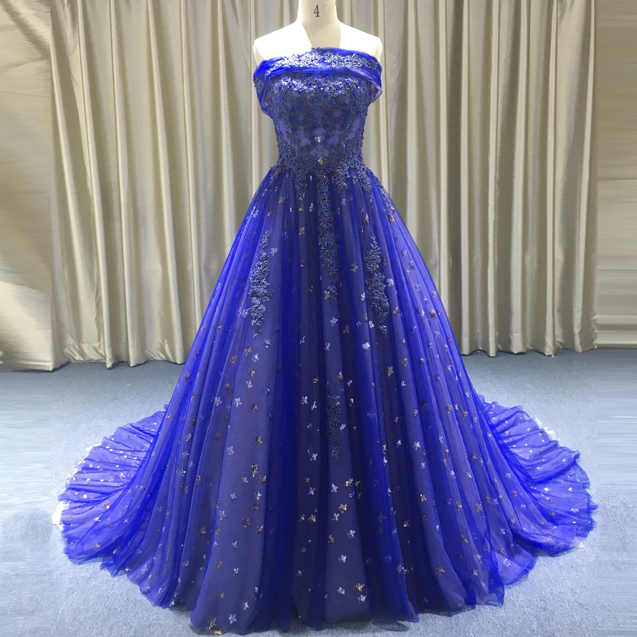 

Rosymae Royal Blue Maxi Prom Dress Elegant Straight Neck Design Beaded Lace Appliqué Flowing Silhouette for Formal Occasions