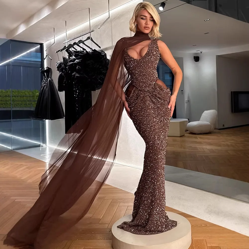 

Коричневое платье-русалка с пайетками - глубокий V-образный вырез на шее, вырез на талии, прозрачная накидка-кейп для красной дорожки и торжественных мероприятий