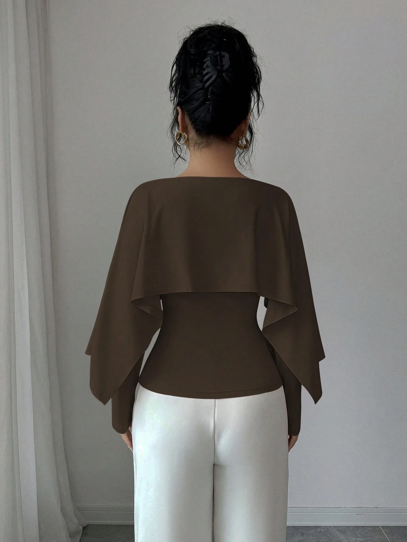 Elegante, schlanke, einfarbige Cape-Bluse für Damen, langärmelig, zweiteilig aussehend, figurbetont, schick, für Büro, Abend, Party, Dating, Alltag. – Detail 14