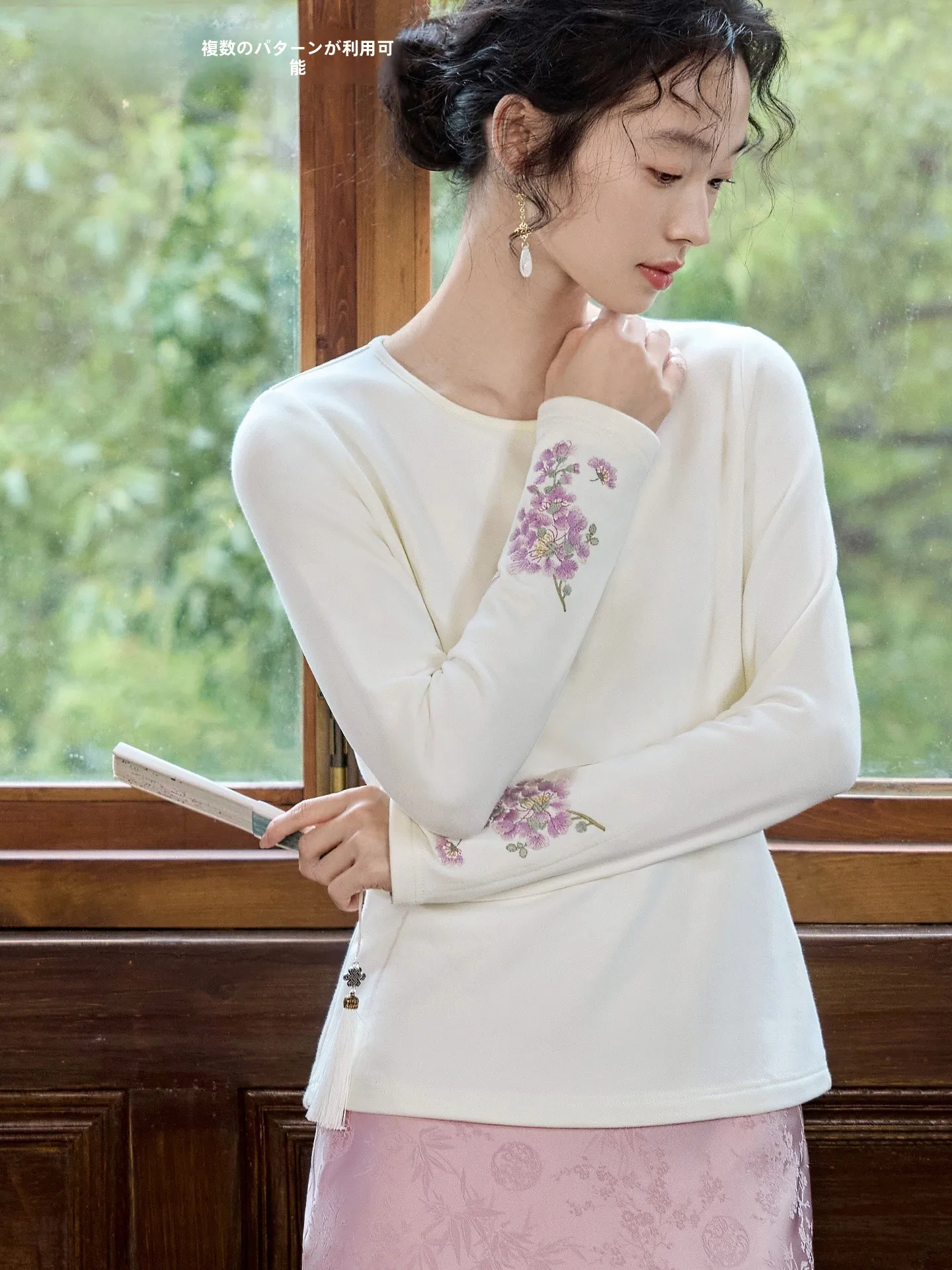 

Floral Embroidery Women's Fleece Lined Slim Fit T-shirt Original National Style Base Shirt Warm Spring Casual Style round Nec...