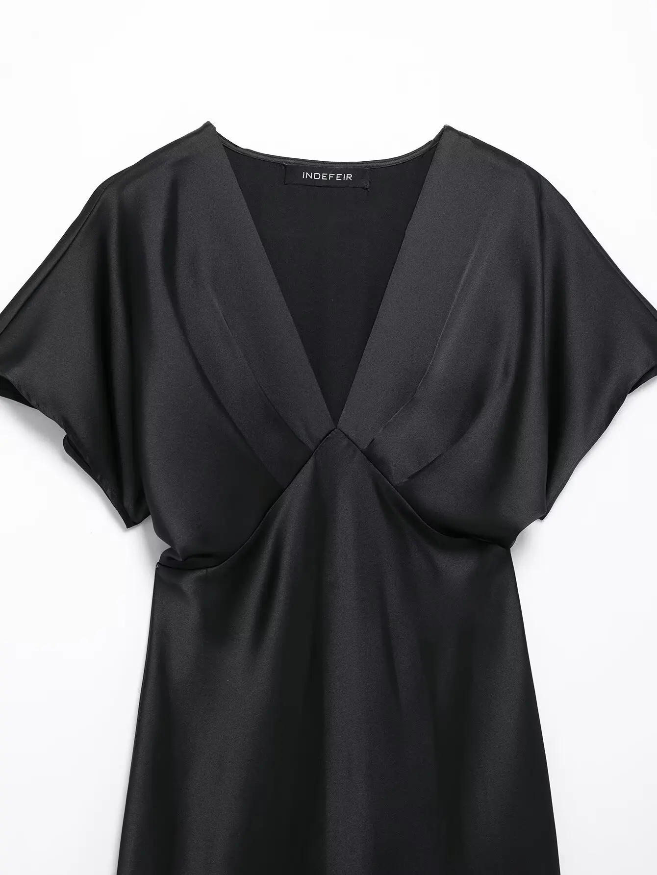   Abito lungo da donna in raso nero a maniche corte con scollo a V profondo e busto plissettato, design elegante per occasioni speciali