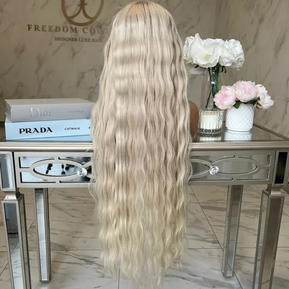 Długa Naturalna Popielaty Blond Kręcona Krótka Peruka Body Wave z Ciemnymi Włosami na Czołgu Popielaty Blond Ombre HD Niewidoczna Peruka typu Lace Front z Grzywką z Przedziałkiem na Środku