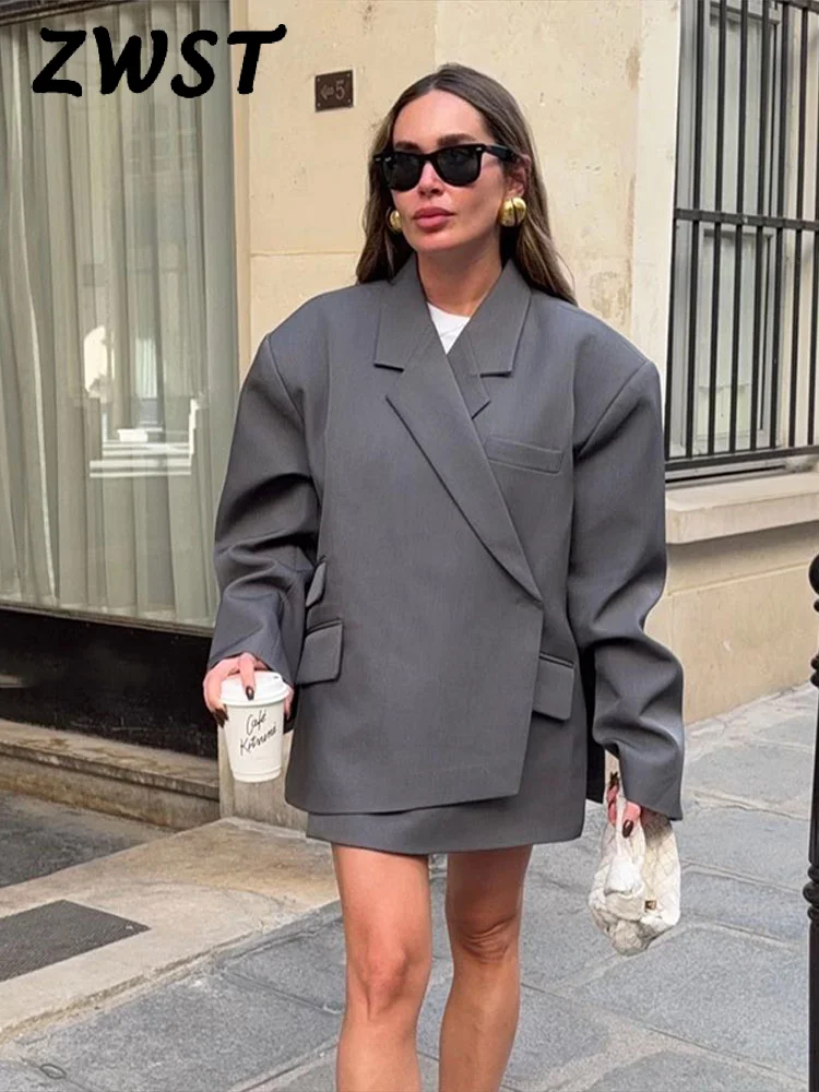 سترة نسائية أنيقة فضفاضة بأزرار رمادية غير متماثلة وطية صدر السترة وأكمام كاملة سترات نسائية موضة 2026 ملابس خارجية أنيقة للسيدات