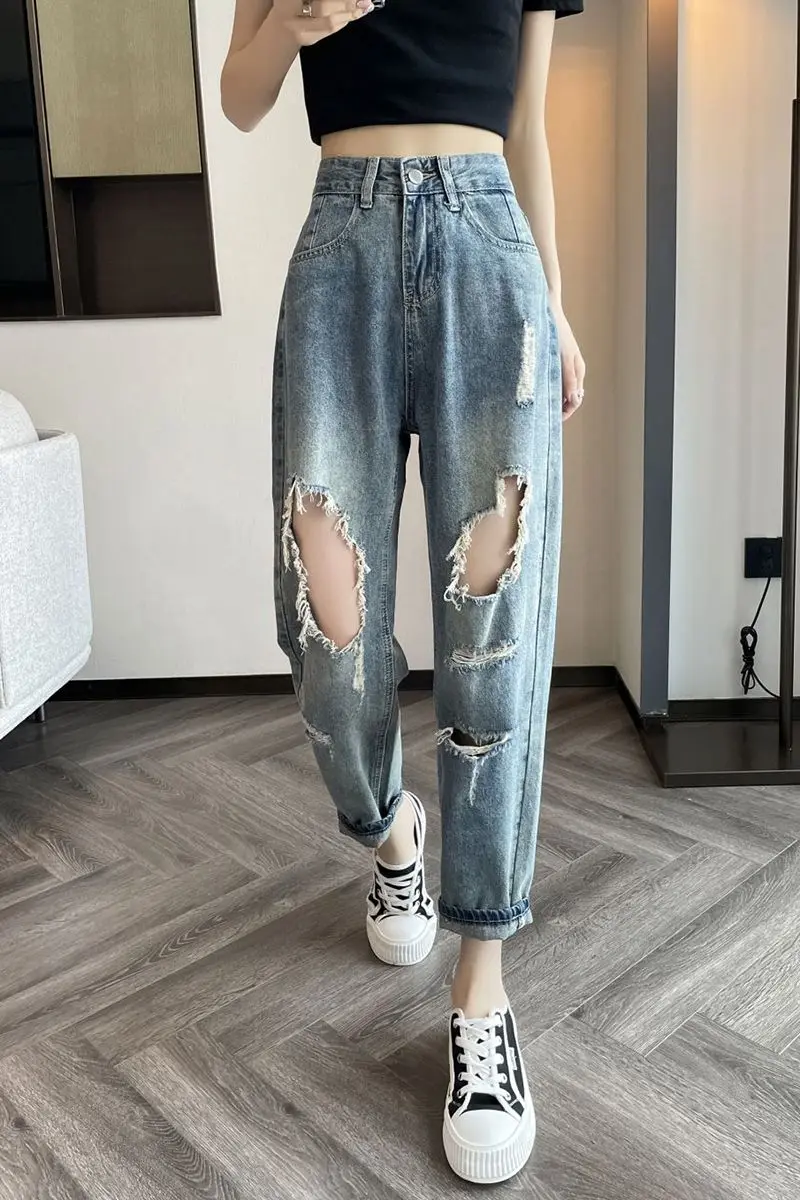 

Модные новые повседневные рваные джинсы для девочек 2025 года, женские брюки-шаровары, летние новые стильные тонкие свободные висячие брюки для нищих папы M229
